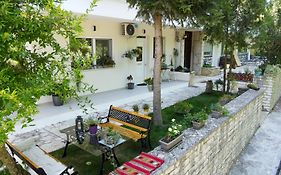 Ισόγειο διαμέρισμα με αυλή 3χλμ από το κέντρο
